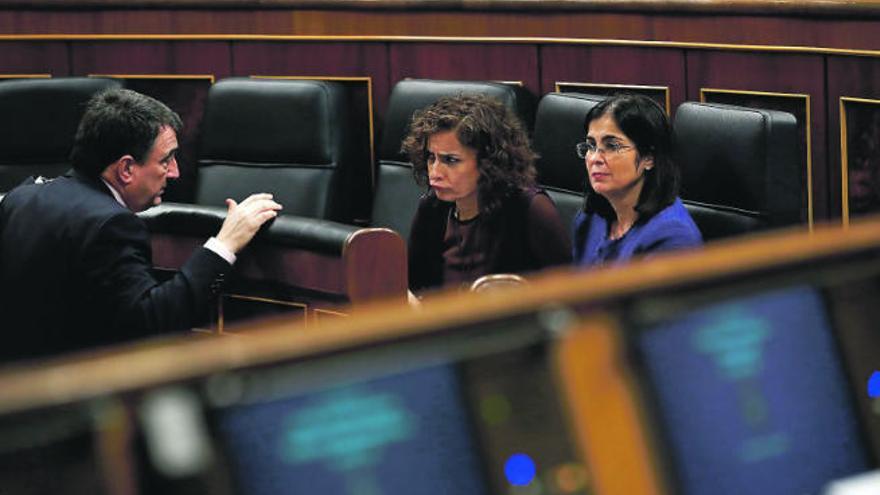 Las ministras de Hacienda y Política Territorial, María Jesús Montero y Carolina Darias, hablan con el portavoz del PNV, Aitor Esteban, en el Congreso el martes.