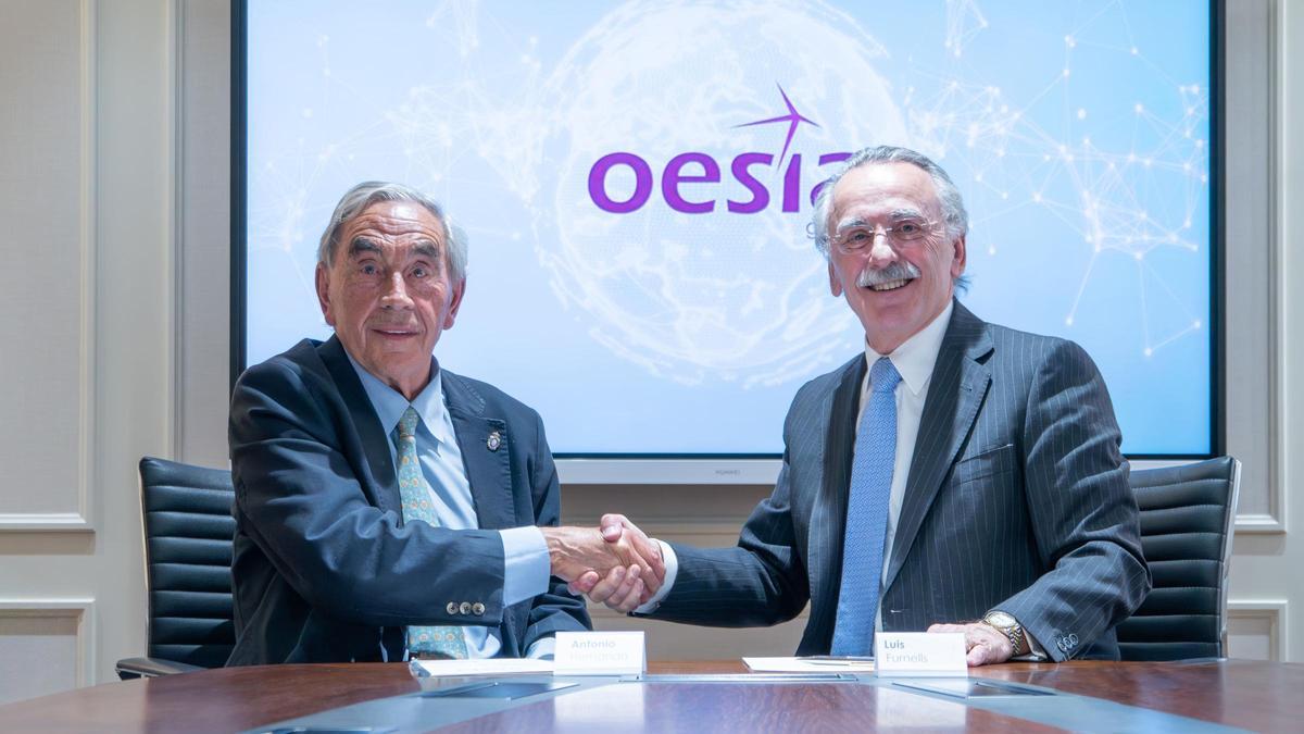 Firma del acuerdo entre el fundador de Micromag, Antonio Hernando, y el presidente ejecutivo de Grupo Oesía, Luis Furnells.