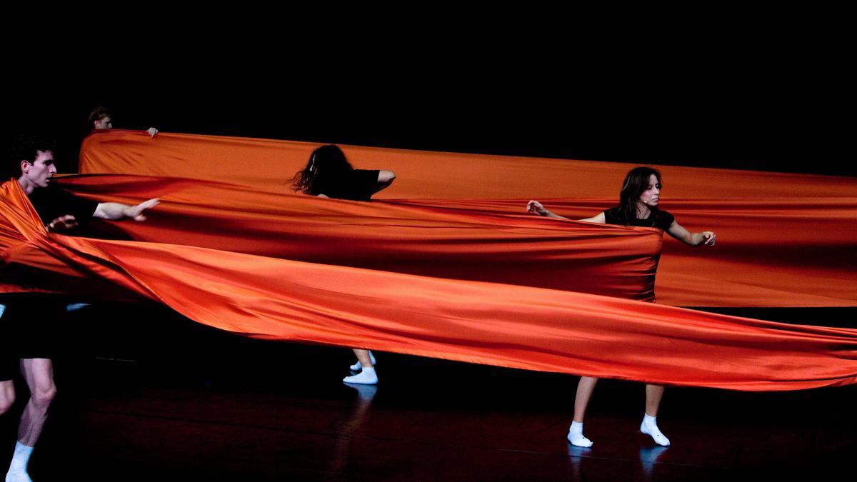 Els intèrprets  de «Inhale Delirium Exhale», de Miet Warlop, jugant amb el teixit.