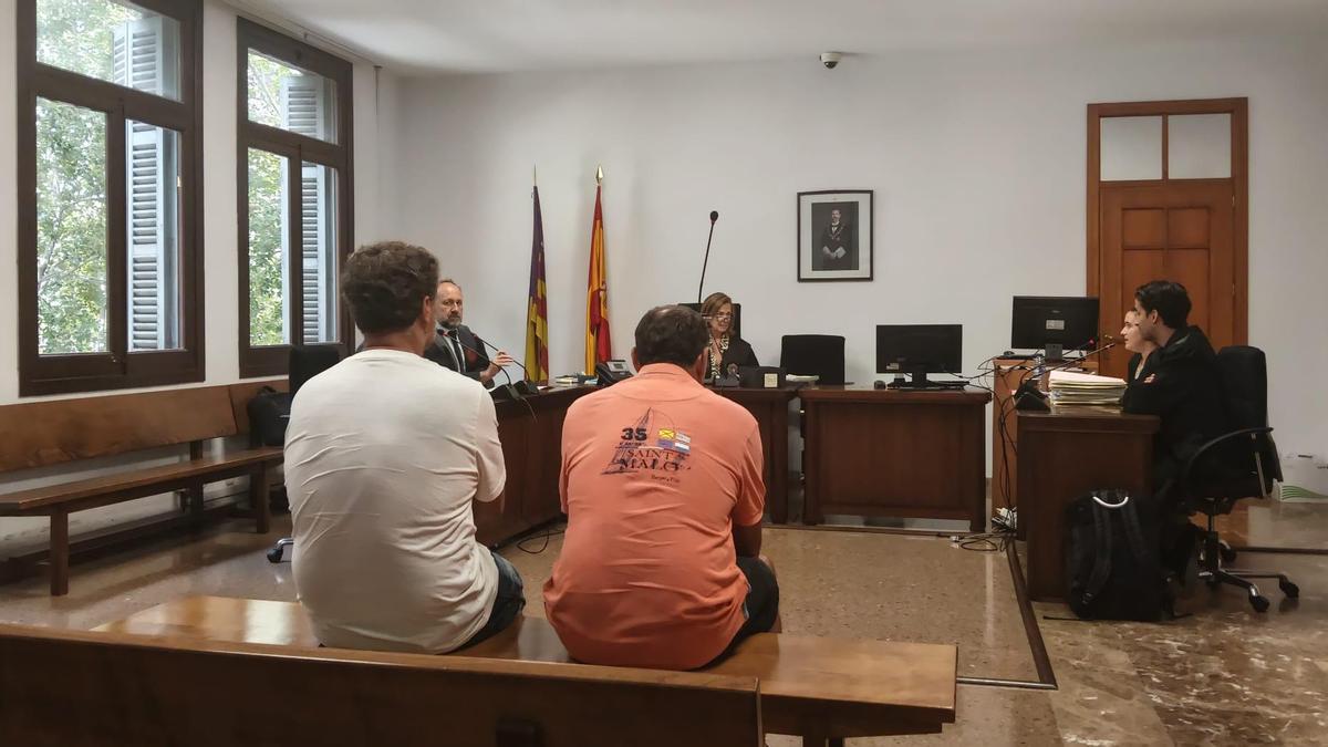 Los dos acusados, ayer en la vista en la que fueron absueltos.