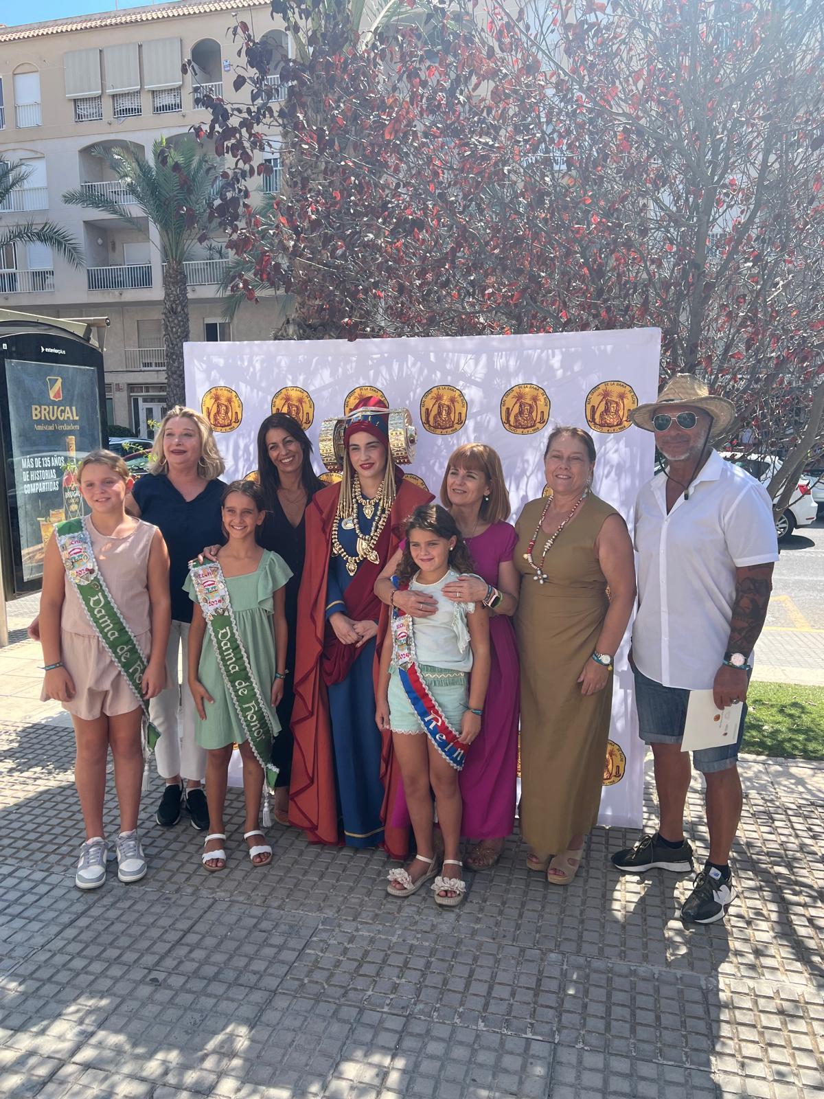 La Dama Viviente con la reina infantil y damas de La Marina, el director del museo de La Alcudia, concejalas y la presidenta de la Real Orden