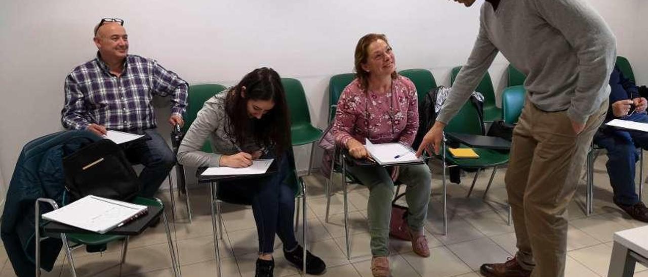 Por la izquierda, Melquíades García, Cristina Solla, Pilar Gutiérrez y Nick Fuller, ayer en la primera sesión de las clases de inglés, celebrada en el polivalente de Candás.