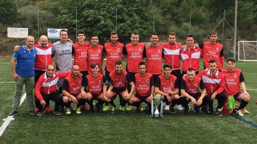 El Loñoá, con la copa de campeones del grupo 8 de Segunda. // FdV