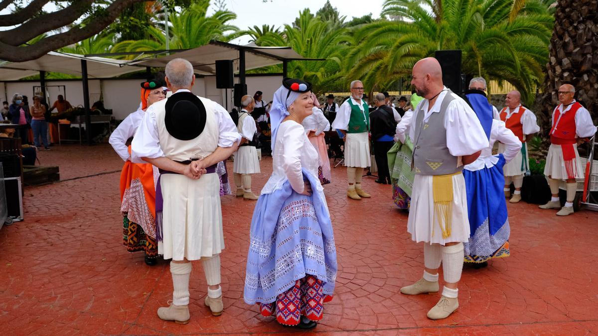 La Agrupación Folclórica Poliguanches y su cuerpo de baile actuando en el Mercado de San Lorenzo.