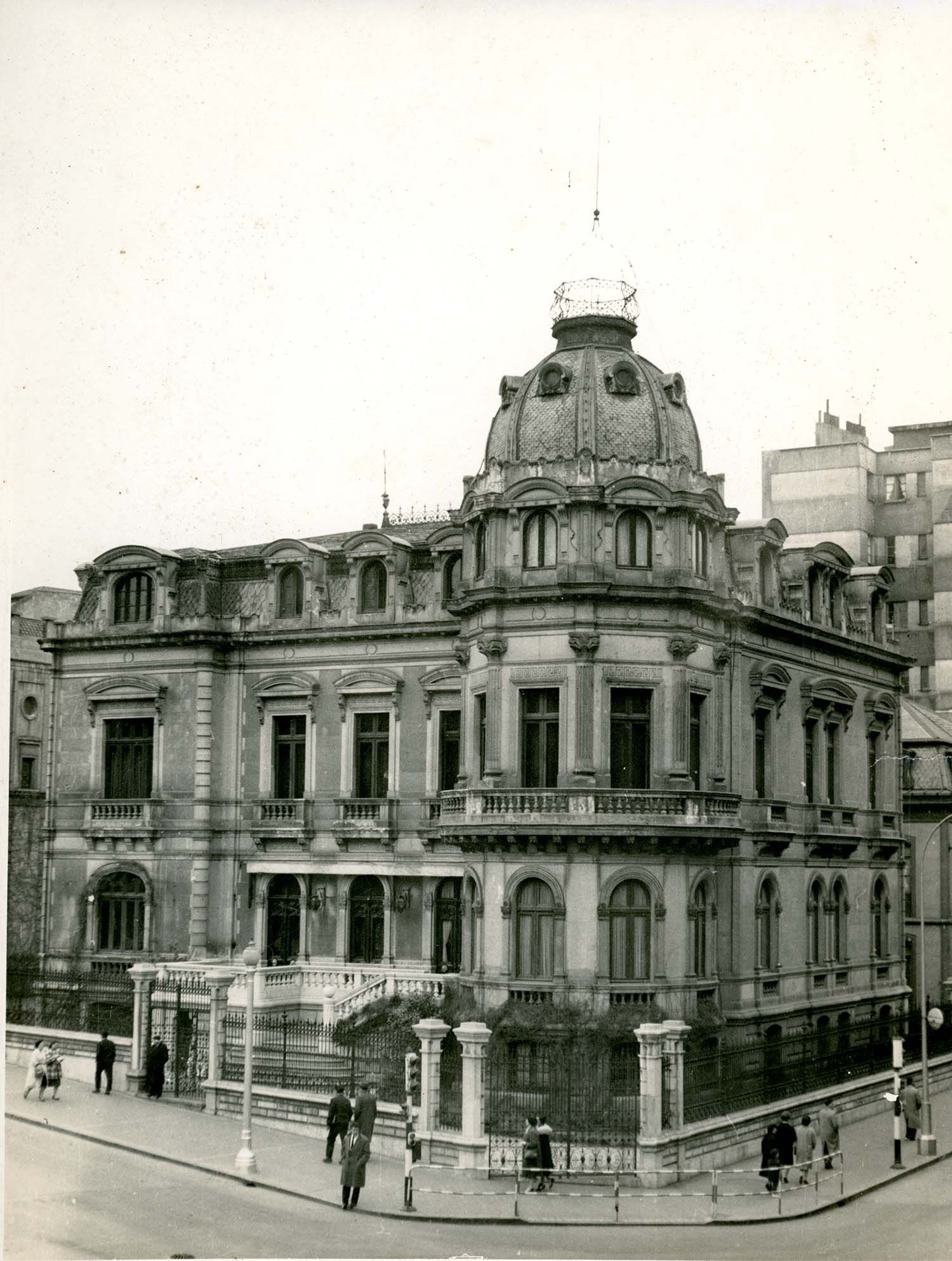 Chalé de Hermógenes González Olivares en la esquina de las calles Uría y Toreno, h. 1960 | Donación de Valentín García García