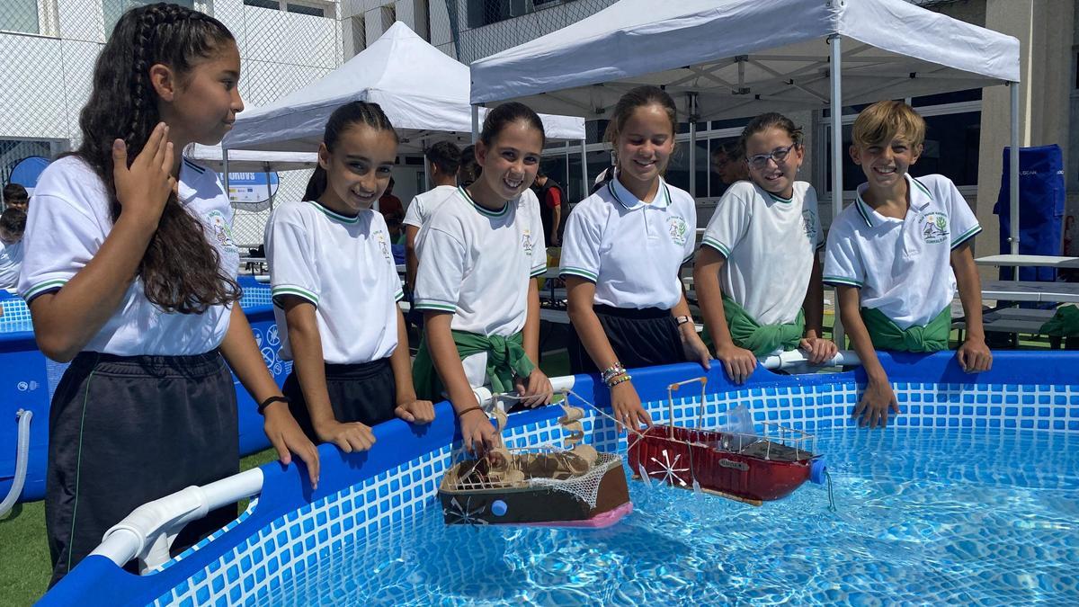 Alumnado del CEIP Parque Natural de Corralejo (Fuerteventura), durante la prueba de sus dos barcos robóticos en la sede de Plocan en Taliarte.