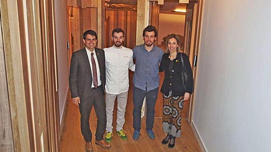 Els germans David i Xavier Andrés, amb Marc Castells i Àngels Chacón, passegen per les habitacions