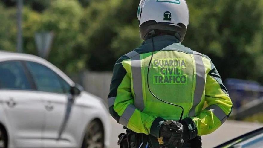 Ya es oficial: La DGT se pone seria y amenaza con multas de hasta 500 euros por hacer este gesto al volante