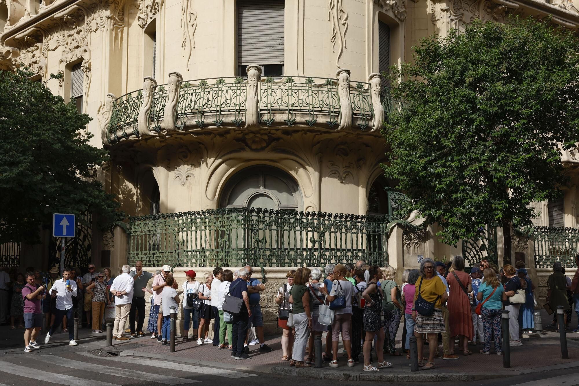 Colas en la sede principal de la SGAE en Madrid, este miércoles, donde se celebra la capilla ardiente del cantante Manuel de la Cava, miembro del Dúo Dinámico, este miércoles. El velatorio abrió sus puertas a las 11 de la mañana y podrá visitarse hasta las 20 horas para dar el último adiós al coautor de himnos como 'Resistiré' o 'Quince años tiene mi amor', diagnosticado desde hace tres años de una fibrosis pulmonar y que murió ayer a los 88 años en el Hospital Anderson de Madrid. EFE/ Chema Moya. sust fotos