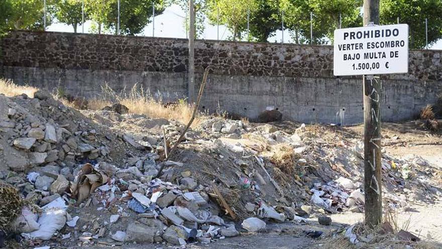 El Ayuntamiento de Plasencia pide la ayuda vecinal frente a las escombreras