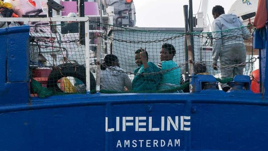 Inmigrantes a bordo del barco de la ONG alemana Lifeline. // AFP
