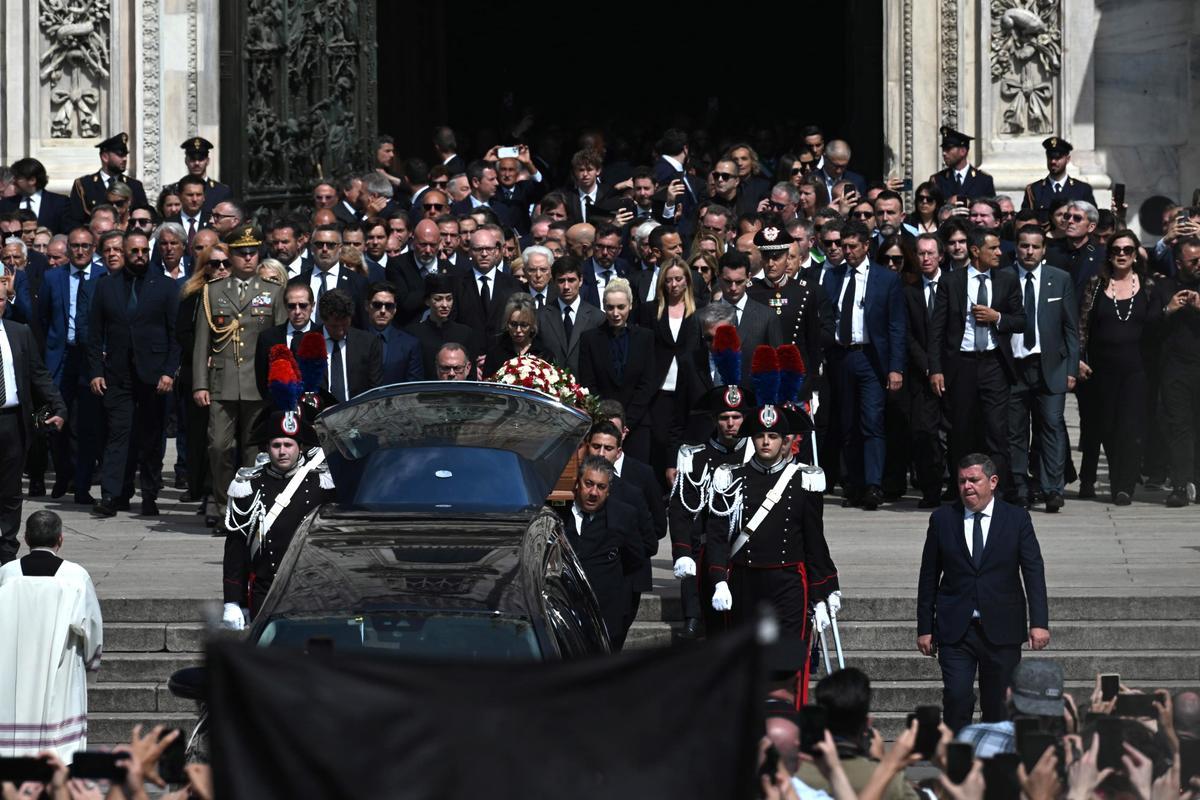 Cientos de personas se dan cita en la catedral de Milán para despedir a Berlusconi