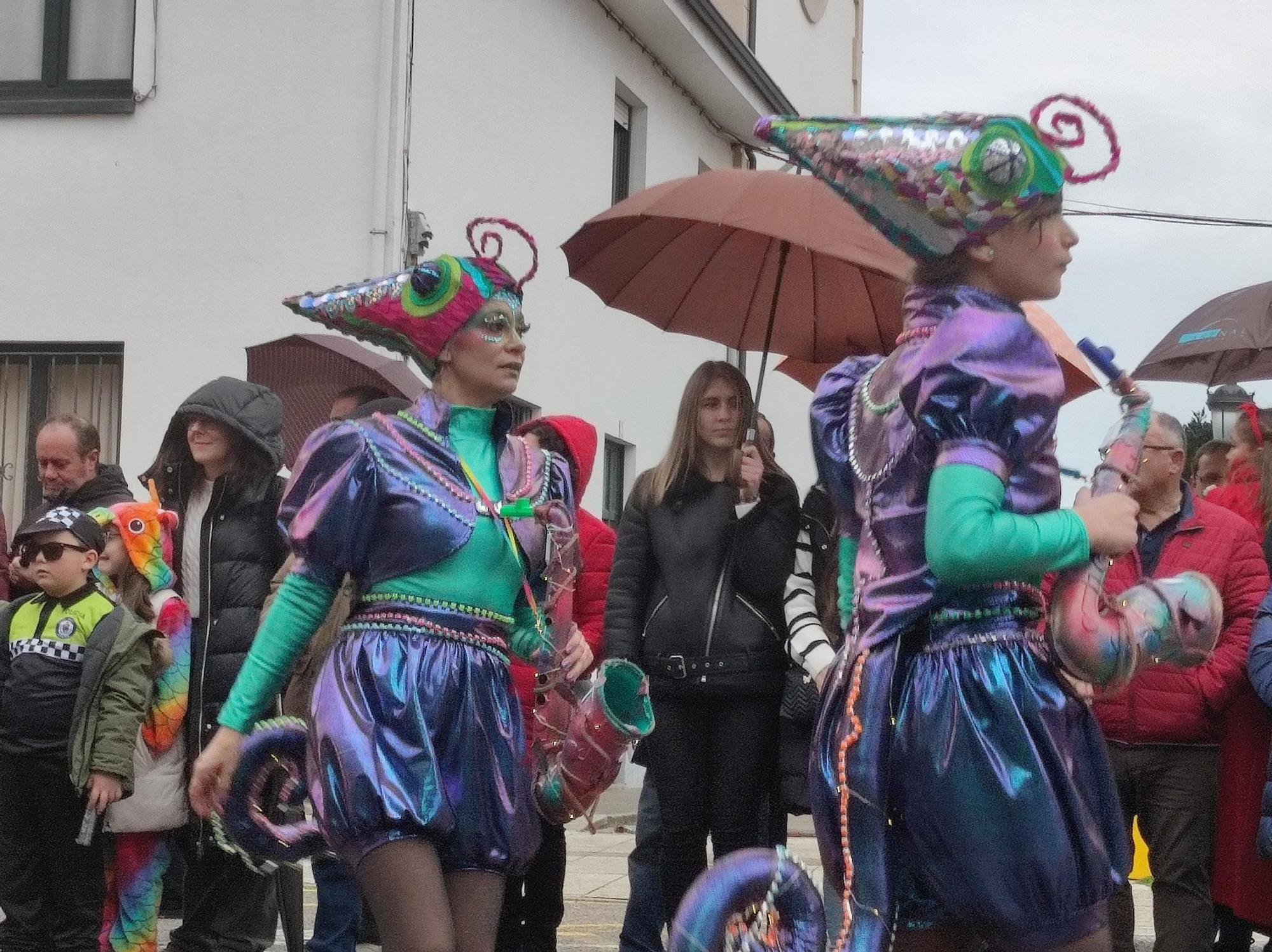 En imágenes: Las calles de Tapia se llenan para ver su vistoso desfile de Carnaval