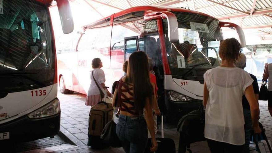 Varios jóvenes en la estación de autobuses.