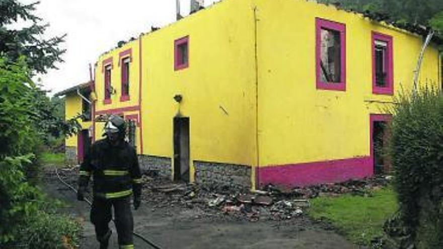 El fuego reduce a escombros una vivienda en La Riera y una casa vacacional en Luces