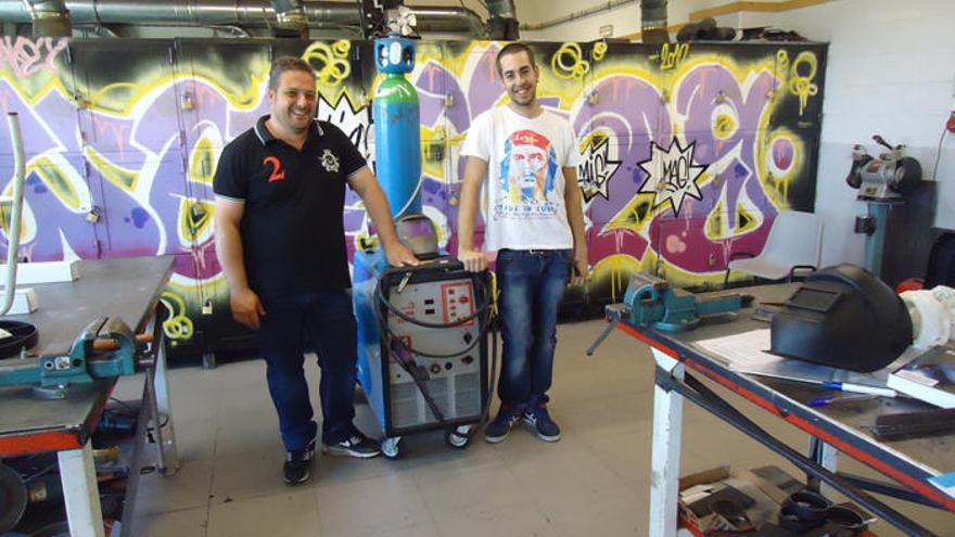 El profesor Manuel Poyo y el alumno Diego Rivera, en el taller de soldadura del Centro Menesiano ZamoraJoven. |