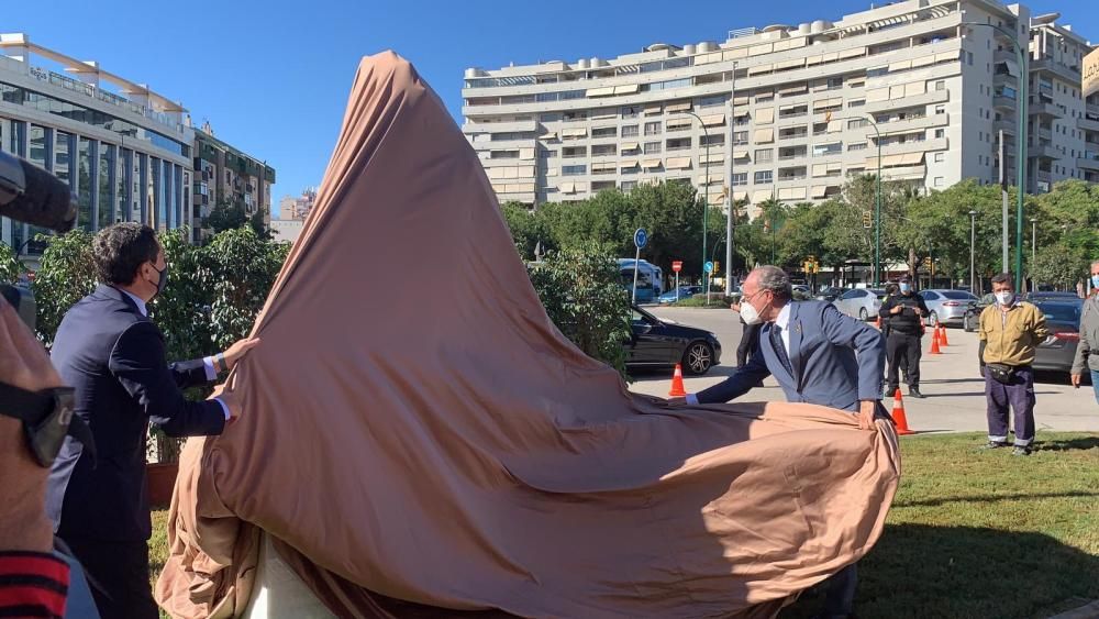 Inauguración de la escultura de homenaje a los sanitarios en Málaga