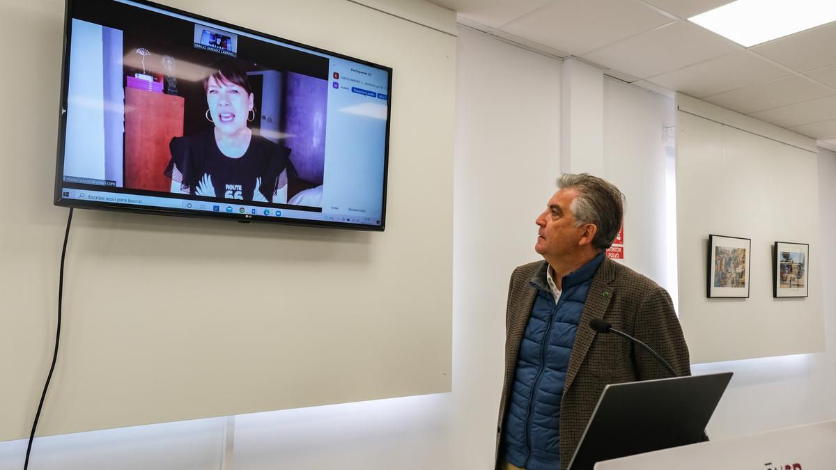 Emilio Jiménez, ayer, escuchando a Mabel Lozano, presente por videoconferencia.