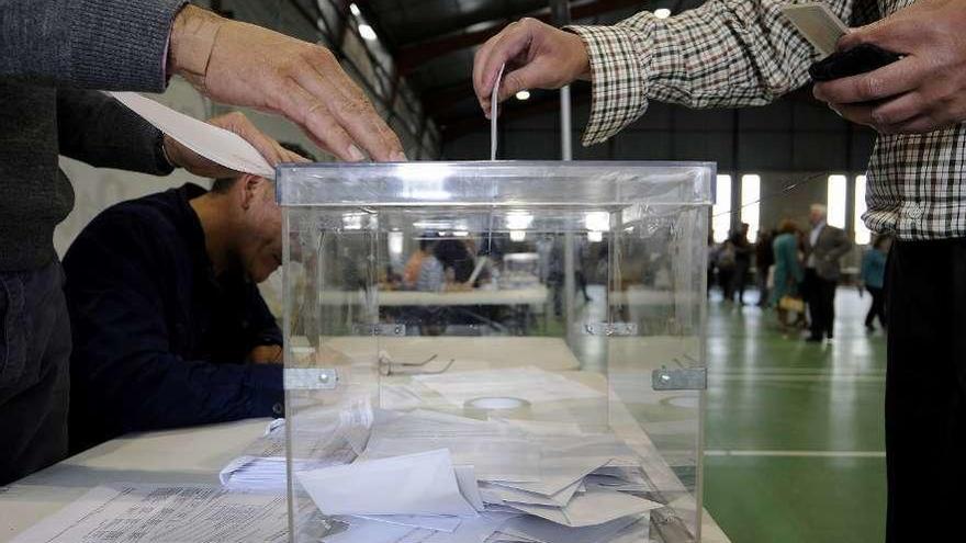 Urna en el colegio electoral de Lalín, en el pabellón municipal. // Bernabé/Javier Lalín