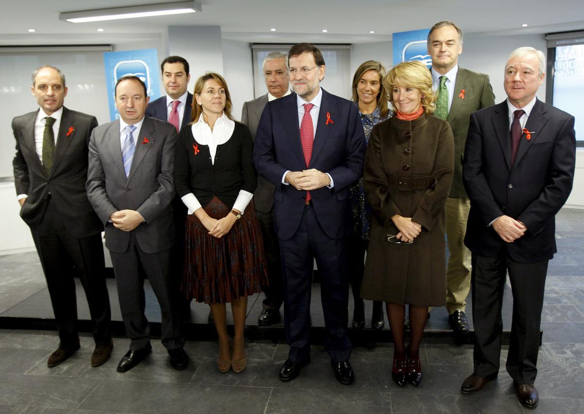 Juanma Moreno, en la segunda fila junto a Javier Arenas, en una foto de familia del aparato nacional presidido por Mariano Rajoy.