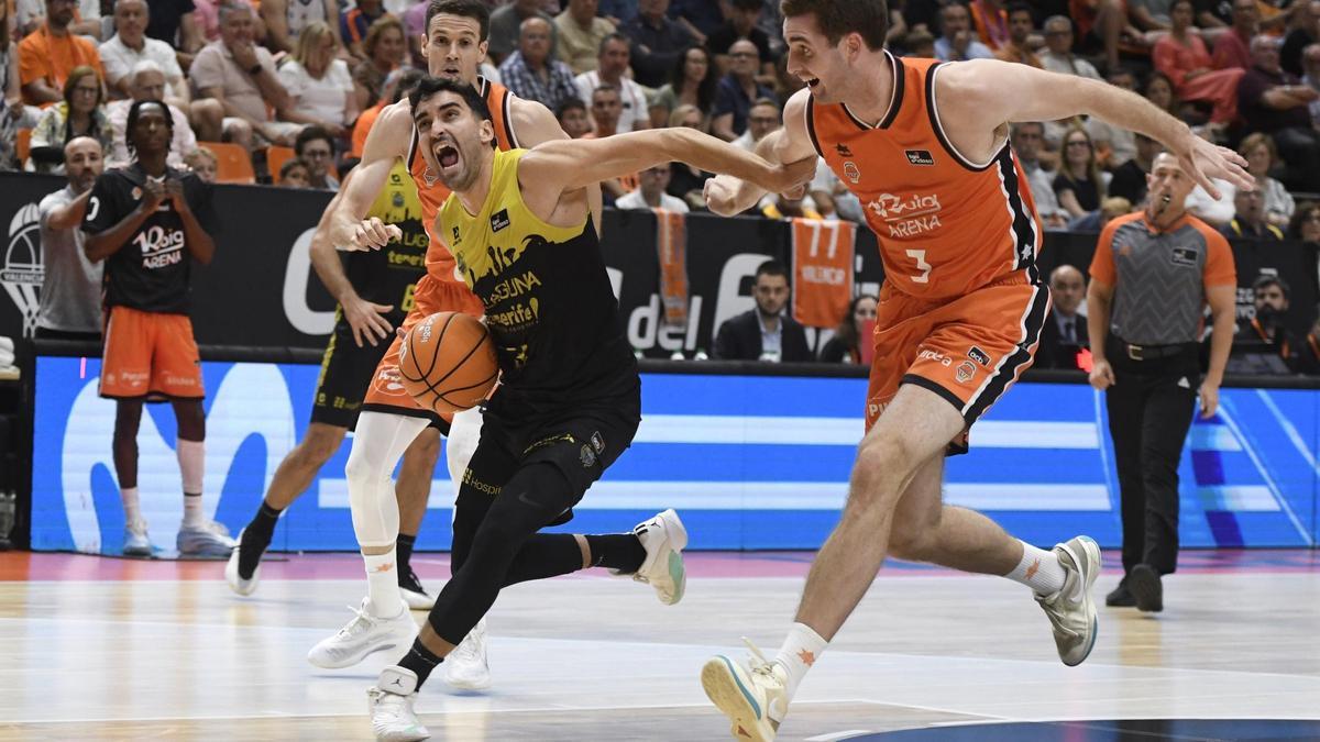 Jaime Fernández trata de penetrar en uno de los duelos de 'playoff' frente al Valencia de la temporada pasada.