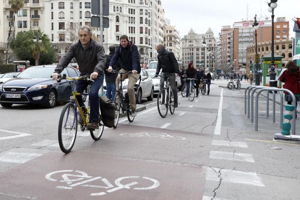 Perico Delgado pasea por el carril bici con Ribó y Grezzi