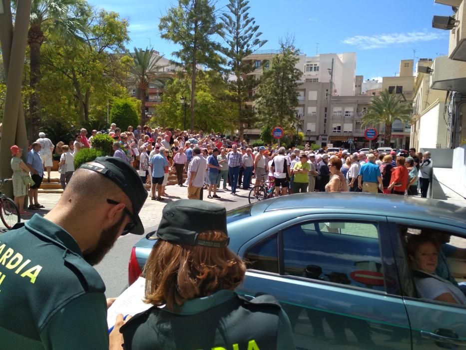 Unos 400 pensionistas piden la reapertura de las cafeterías de los centros de mayores en Torrevieja