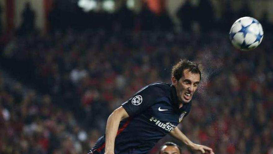 Godín despeja un balón, ayer en el estadio Da Luz.