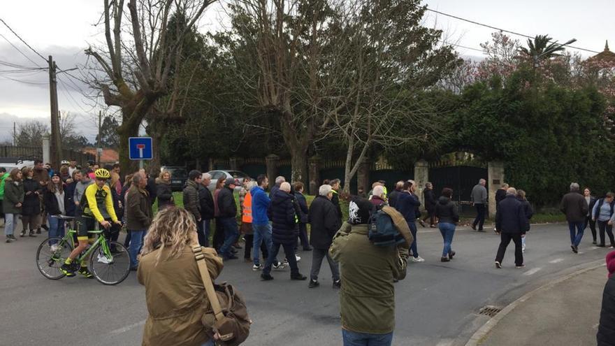 Protesta para exigir mejoras en un punto negro de Bergondo tras la muerte de un ciclista hace diez días