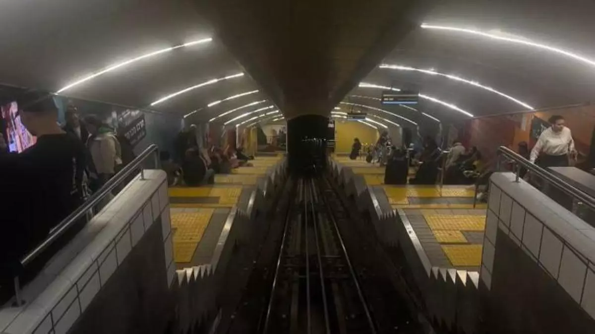 La alerta por misiles obliga a la población israelí a refugiarse en estaciones de tren, búnkeres y aparcamientos subterráneos