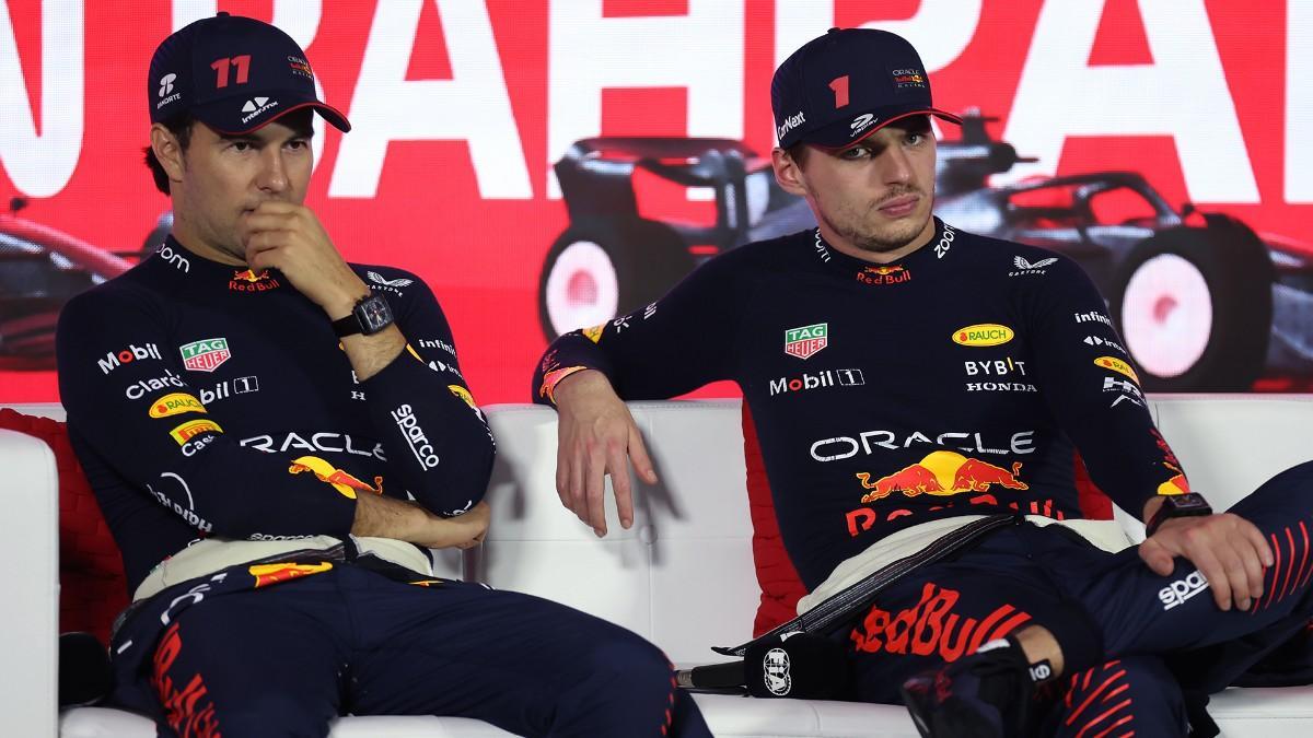 Checo Pérez (izquierda), junto a su compañero Max Verstappen