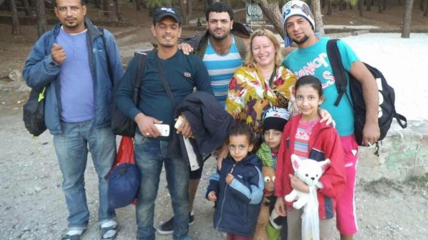 Belén Suárez Prieto, segunda por la derecha, con un grupo de refugiados en Mitilene.