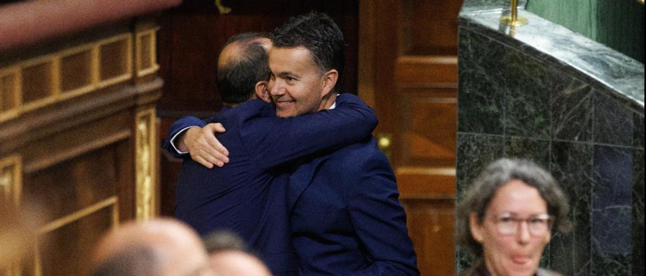 Hécto Gómez recibe felicitaciona a su llega al pleno del Congreso