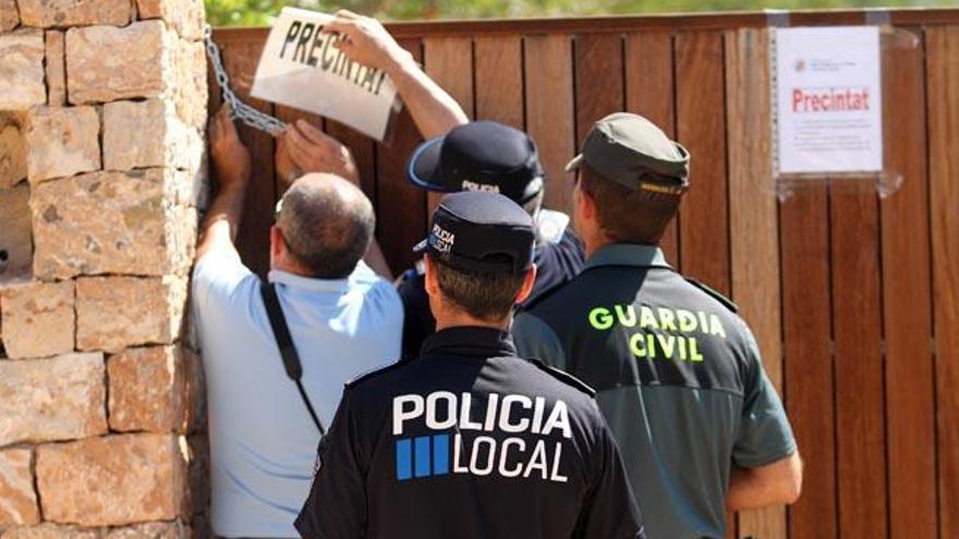 Agentes de la Policía Local y la Guardia Civil proceden al precinto de la entrada del complejo Casa Lola en el verano de 2013.