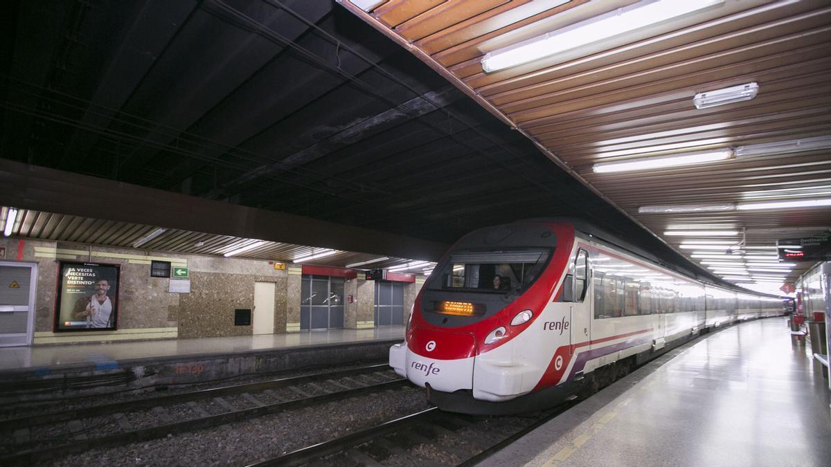 Una imagen de un tren en la estación de Gandia