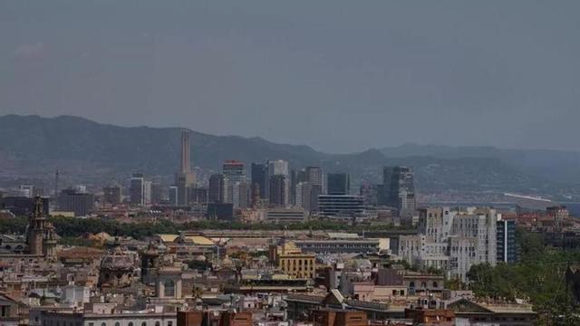 Vista de la ciutat de Barcelona des d’un dels miradors del Poble-sec.
