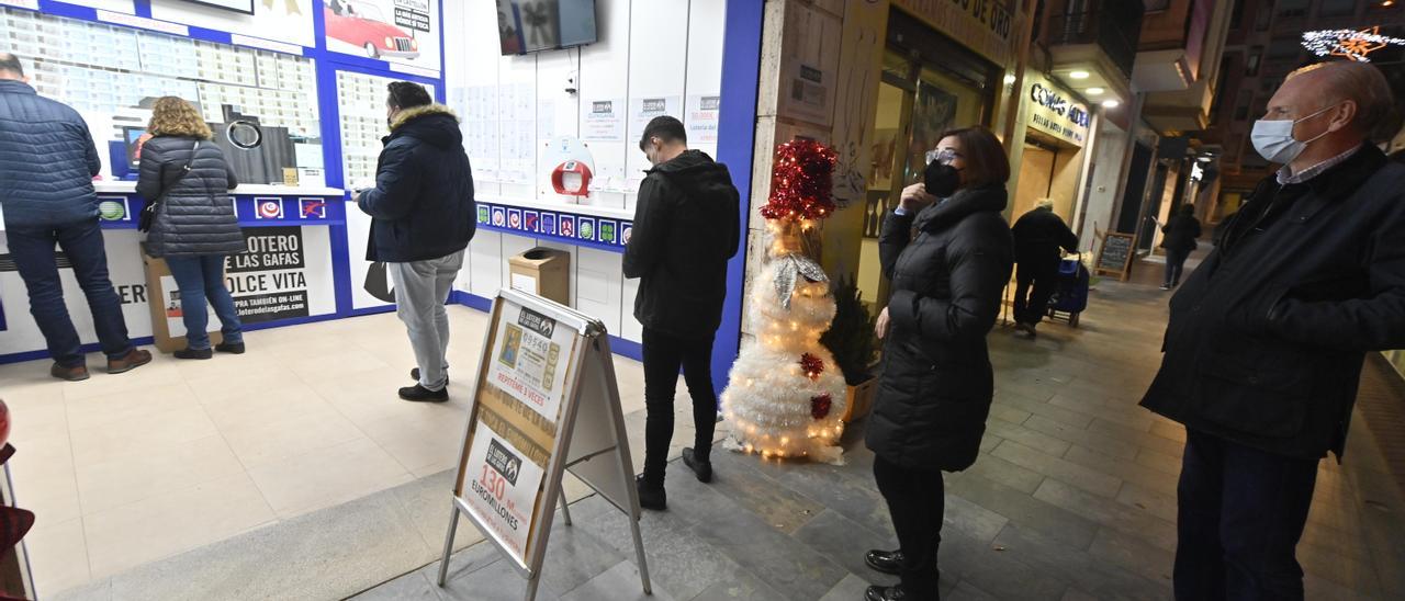 Colas en una administración de lotería de Castelló