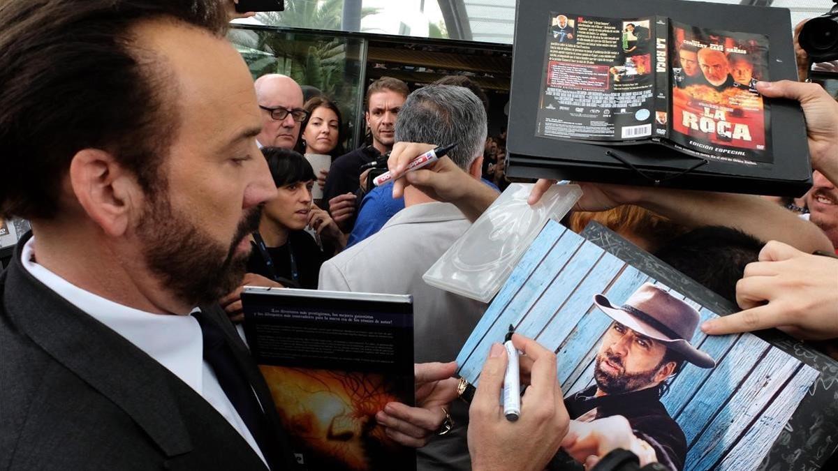 Nicolas Cage firma autógrafos a su llegada a Sitges