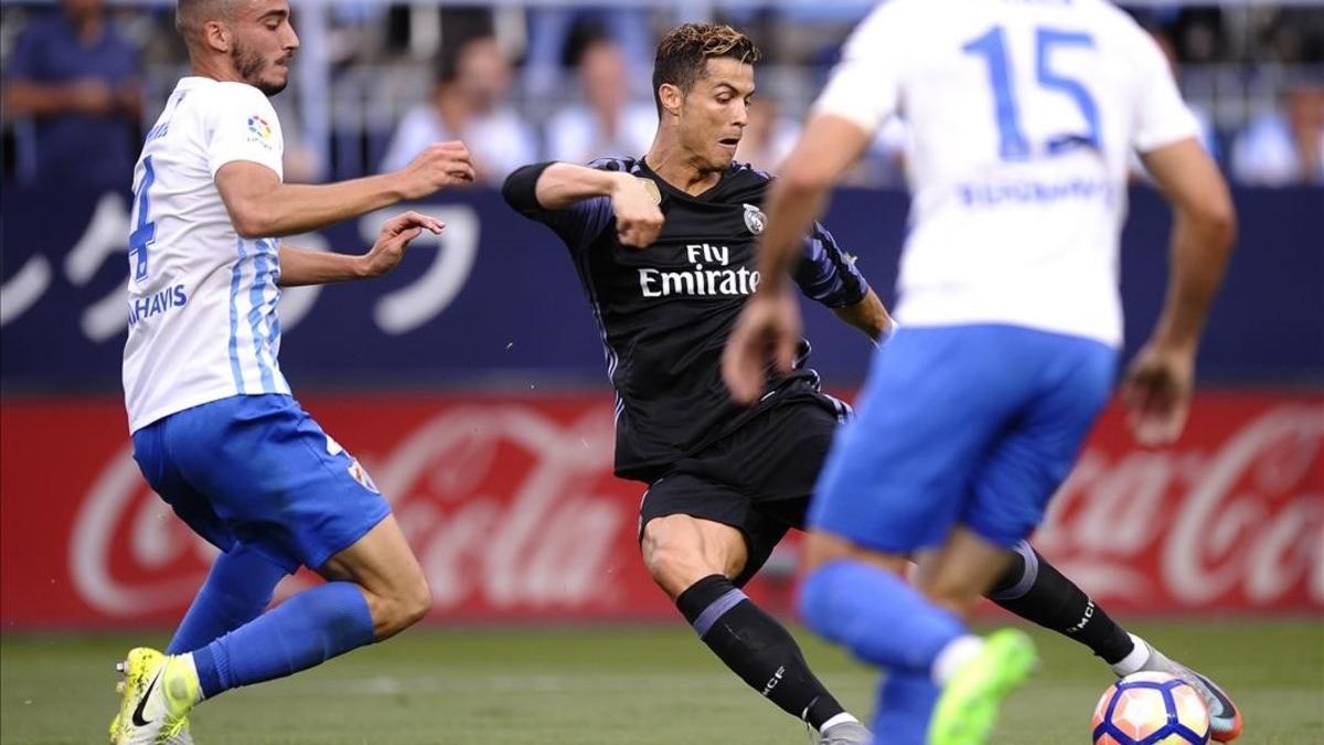 rpaniagua38540914 real madrid s cristiano ronaldo fights for the ball against 170522175255