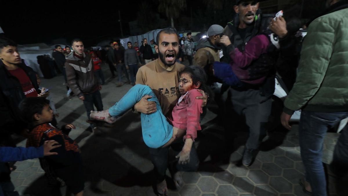 Una niña palestina es llevada a un hospital tras un nuevo bombardeo sobre la Franja de Gaza.