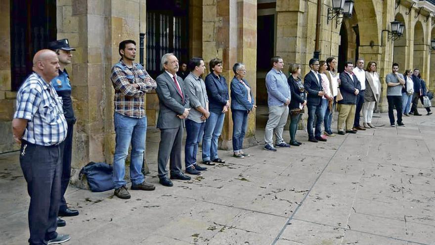 Miembros de la Corporación local, ayer, guardando silencio en la plaza del Ayuntamiento por el atentado en el aeropuerto de Estambul.