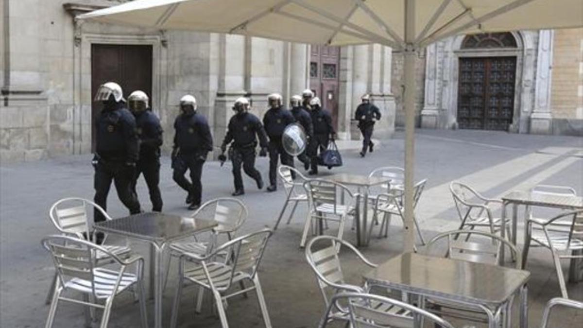 Antidisturbios de la Urbana antes de irrumpir en varios pisos de venta de droga, en el Raval, en el 2014.