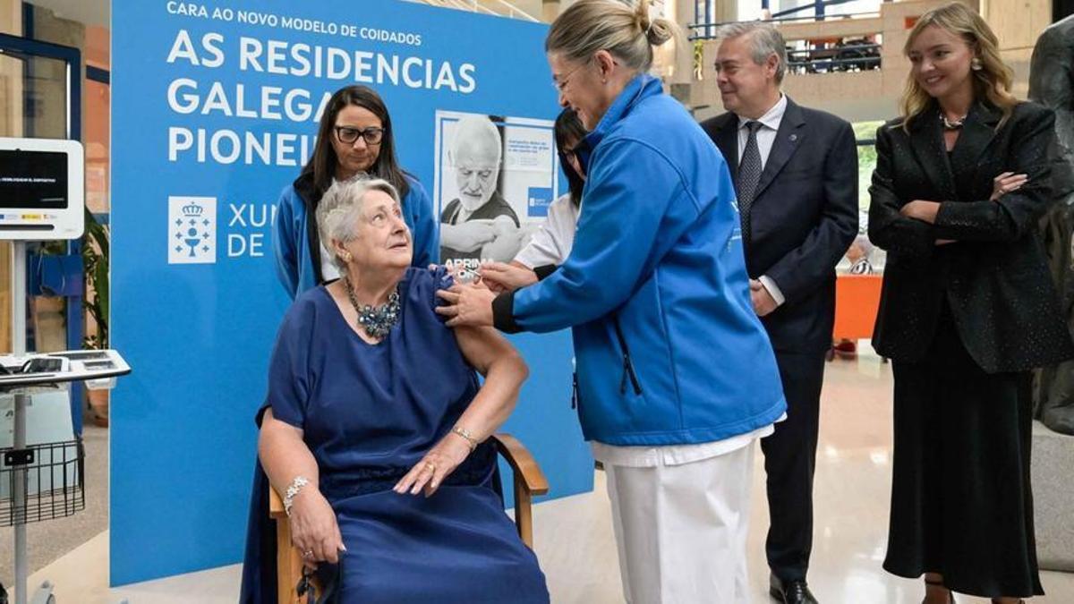 La vacunación contra COVID y gripe arranca en las residencias. La campaña de vacunación frente a la gripe y a el COVID-19 en las residencias de mayores comenzó ayer en Galicia