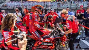 Spielberg (Austria), 20/08/2023.- Italian rider Francesco Bagnaia of Ducati Lenovo Team prepares for the start of the MotoGP race of the Motorcycling Grand Prix of Austria at the Red Bull Ring in Spielberg, Austria, 20 August 2023. (Motociclismo, Ciclismo, Francia) EFE/EPA/DOMINIK ANGERER