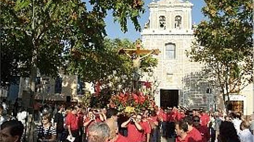 Salida de la cofradía de la Mare de Déu de la Vallivana.