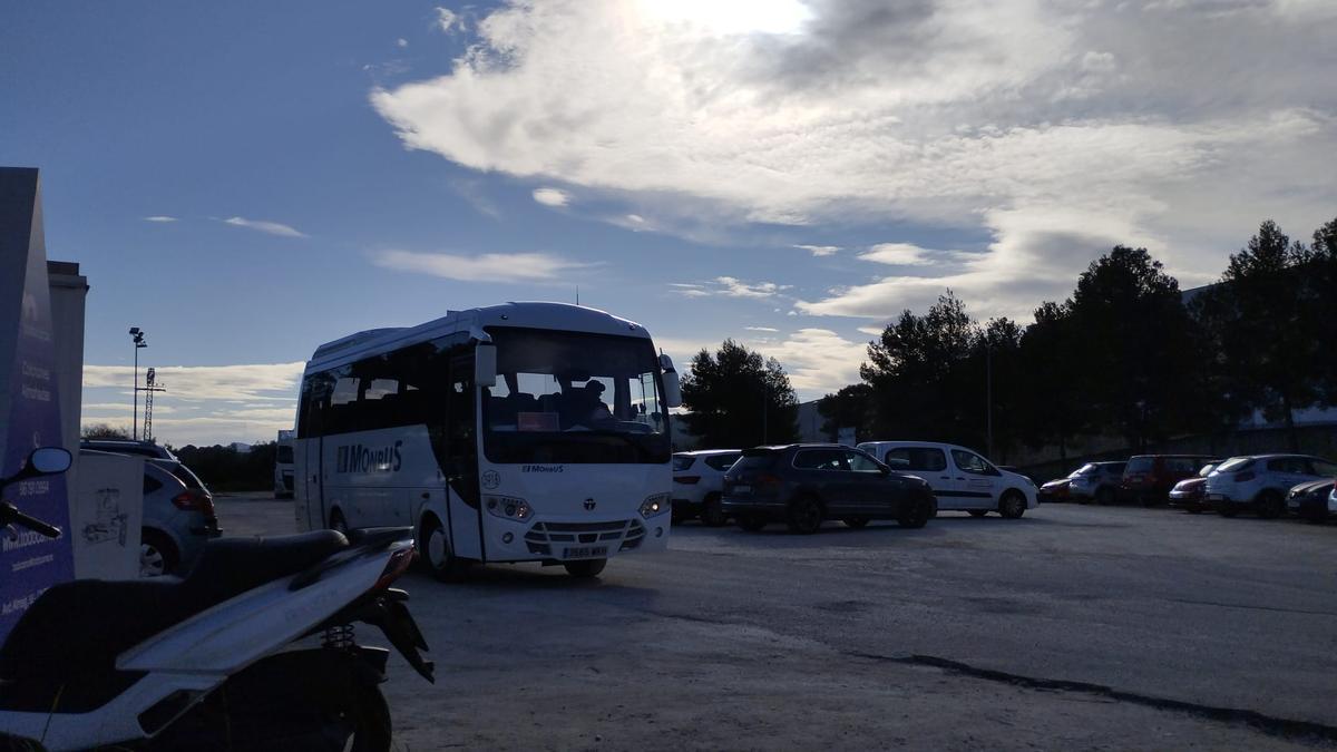 Imagen de uno de los autobuses que cubren la línea Xàtiva-Alcoi por las obras, a su paso por Ontinyent.