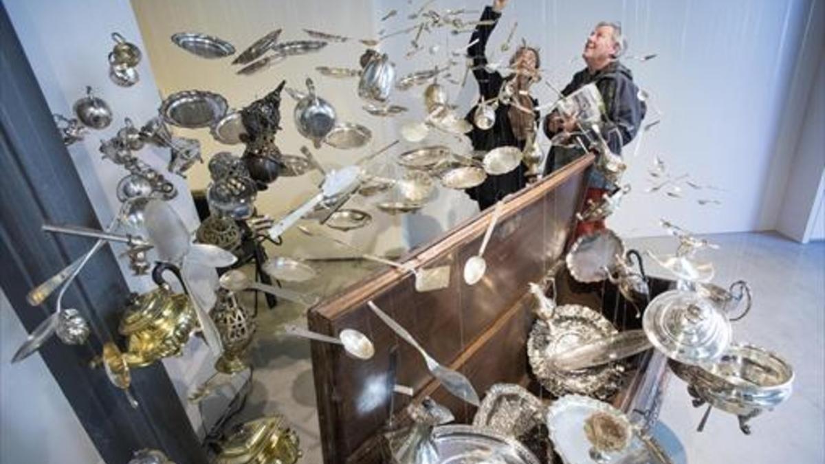 Vajilla suspendida, en una instalación de arte.