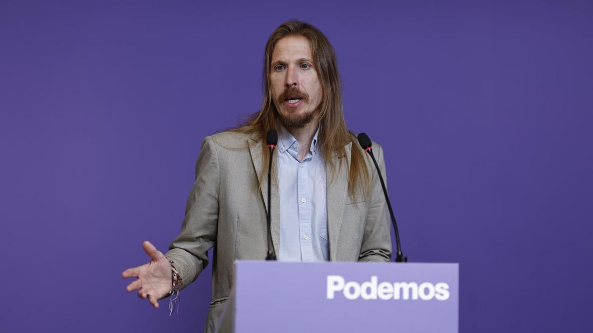 El portavoz de Podemos, Pablo Fernández, este lunes en rueda de prensa.