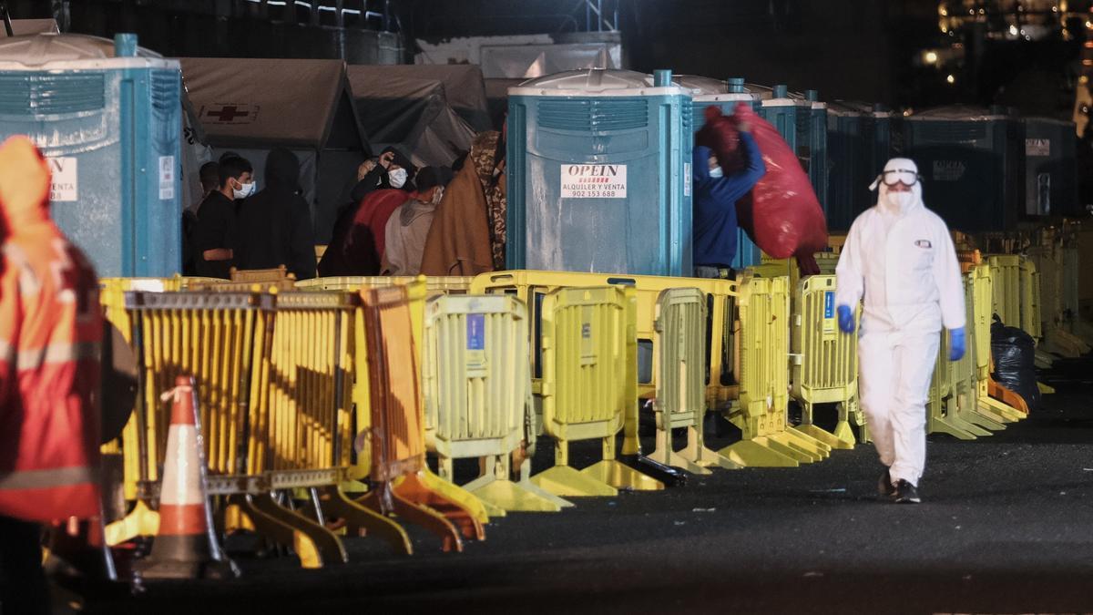 Los 27 últimos ocupantes del campamento de Arguineguín empiezan a abandonar el muelle