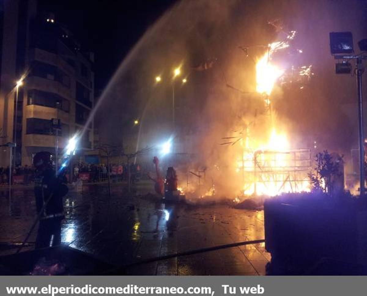 GALERÍA DE FOTOS - El fuego devora las fallas de la provincia.